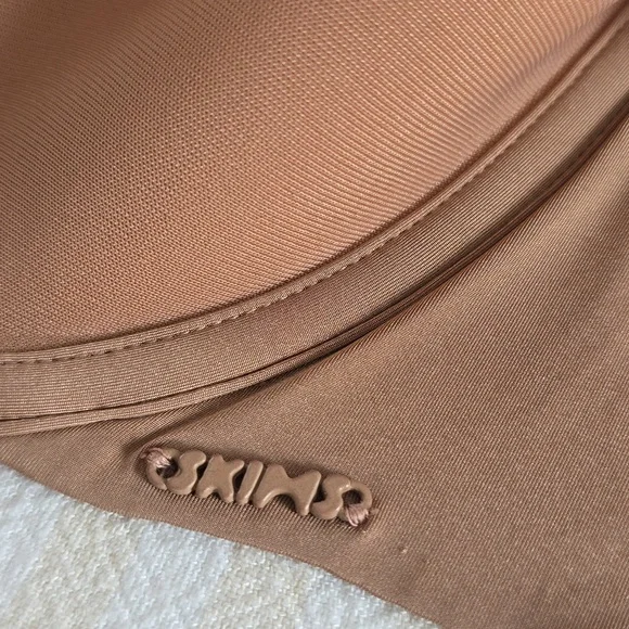 SKIMS Weightless Scoop Bra Size:32H Ochre - Picture 2 of 4